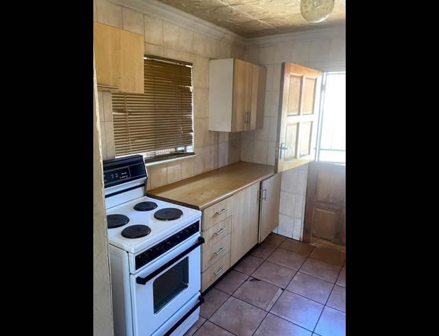4 BEDROOM HOUSE FOR SALE IN PROTEA NORTH